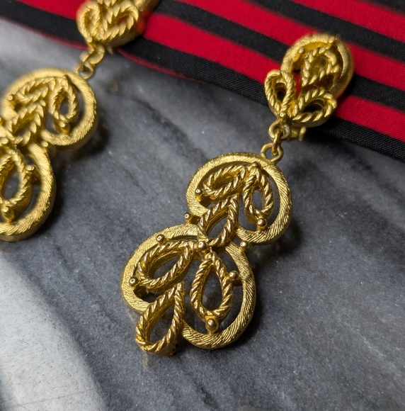 Trifari Textured Rope Openwork Dangle Gold Tone Clip On Earrings - Picture 2 of 9